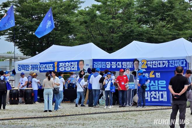 더불어민주당이 2일 경기 고양 킨텍스에서 전국당원대회(전당대회)를 열고 차기 당대표와 최고위원을 선출한다. 김건주 기자