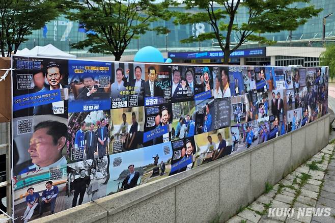 2일 전당대회가 열리는 경기 고양 킨텍스 제2전시장 인근에 정정래 더불어민주당 대표 후보를 설명하는 현수막이 붙어 있다. 김건주 기자
