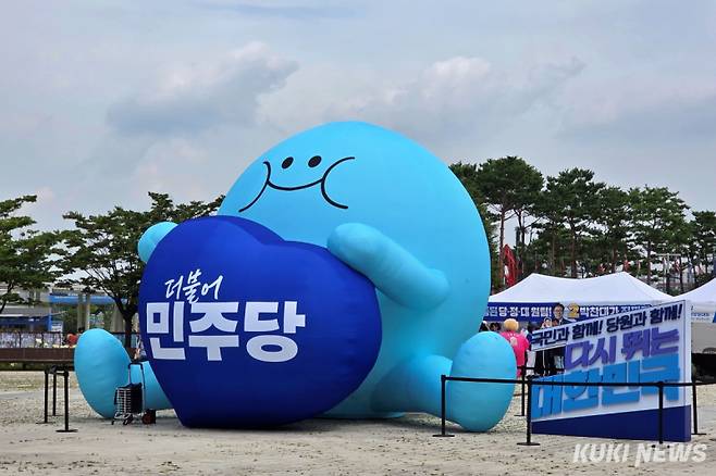 2일 전당대회가 열리는 경기 고양 킨텍스 제2전시장 인근에 민주당 캐릭터 조형물이 설치돼 있다. 김건주 기자