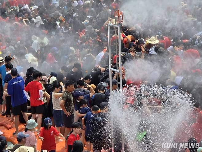 2일 강원 화천군 토마토축제장을 찾은 많은 관광객들이 황금반지를 찾으며 즐거운 시간을 보내고 있다.
