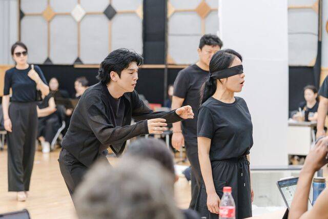 국립창극단이 지난 30일 국립극장에서 공개한 ‘심청’의 리허설 현장. 심봉사 역의 김준수가 검은 천으로 눈을 가린 심청 역의 김율희를 붙잡으려 하고 있다. 국립극장 제공