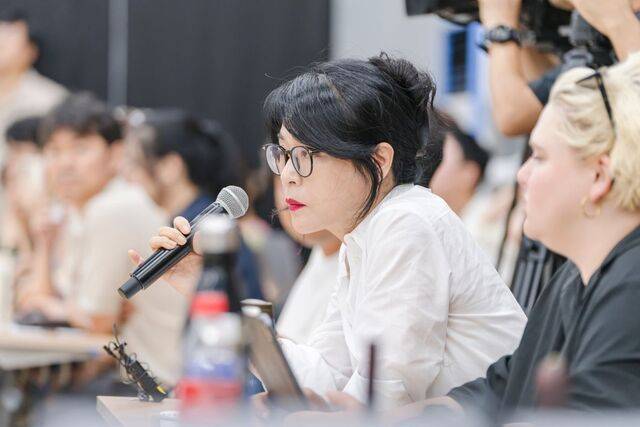 연출가 요나 김이 단원들의 연기를 지켜보고 있다. 국립극장 제공