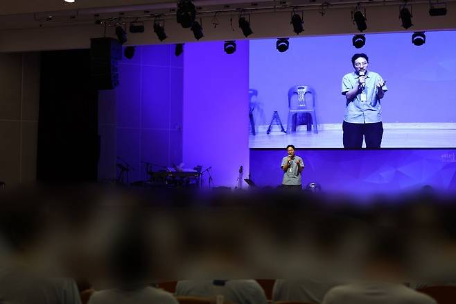 '킹 오브 킹스'를 제작한 장성호 감독이 1일 경기도 여주 소망교도소에서 설명하고 있다. 소망교도소 제공