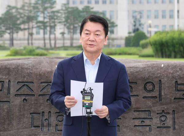 국민의힘 안철수 의원이 지난달 29일 서울 여의도 국회 상징석 앞에서 당대표 선거 출마 선언, 내란 특검 관련 기자회견을 하고 있다. 연합뉴스