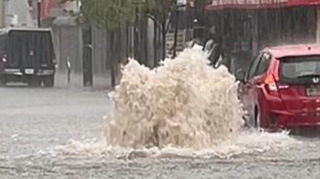 지난달 31일(현지시간) 뉴욕 스태튼 아일랜드의 침수된 도로. [사진 = SNS 동영상 캡처]