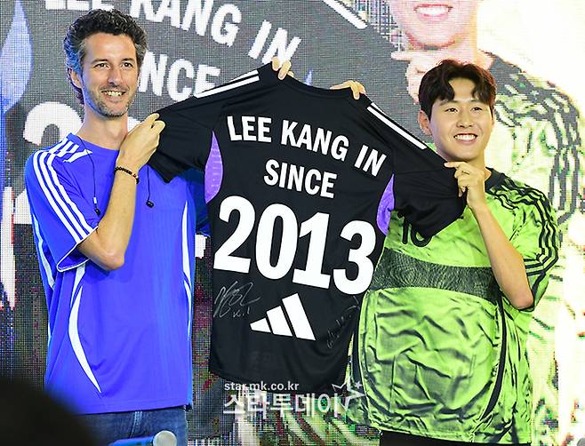 축구선수 이강인(오론쪽). <강영국 기자<