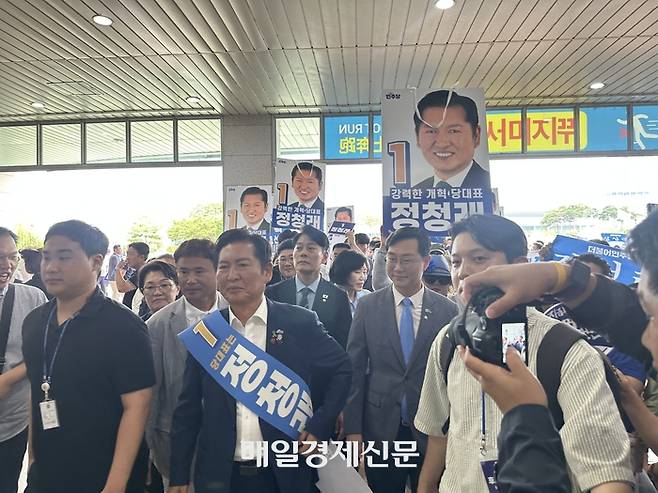 정청래 더불어민주당 당대표 후보가 장경태, 한민수 의원등과 함께 2일 일산 킨텍스에서 열리는 더불어민주당 제 2차 임시전국당원대회 참석을 위해 현장을 찾아 지지자들과 인사를 나누고 있다. [구정근 기자]