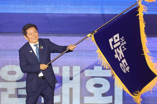 정청래 더불어민주당  신임 당대표가 2일 고양 킨텍스에서 열린 전국당원대회에서  당기를 흔들고 있다. [사진 출처 = 연합뉴스]