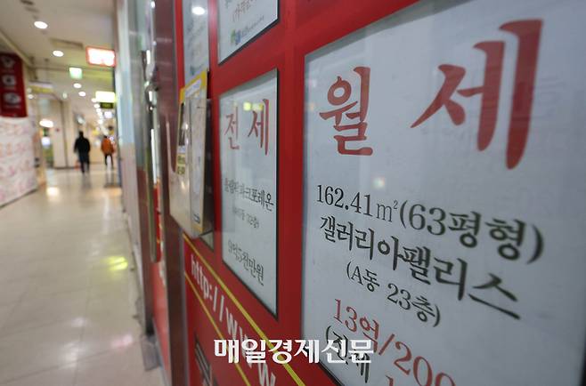 최근 한국 부동산 임대차 시장에서는 전세사기나 전세보증금 미반환을 우려해 전세를 기피하는 ‘전세 포비아’ 현상의 나비효과로 월세가 늘고 전세가 줄어드는 구조변화가 감지되고 있다. 대출 규제에 따라 전세 수요가 월세 시장으로 밀려나는 ‘풍선효과’까지 이어지면서 빌라와 오피스텔뿐 아니라 아파트 거래에서까지 월세 비중이 늘고 가격이 상승하는 현상이 나타나고 있다. 여기에 오피스·호텔 등 상업용 부동산 투자에 주력하던 외국계 자본까지 국내 임대 주택에 본격 진출하면서 국내 임대차 시장 지형에 가파른 변화가 예상되는 가운데. 1일 서울 송파구 부동산 중계업소에 월세 안내 프린트물이 붙어있다. 2024.12.01[이충우 기자]