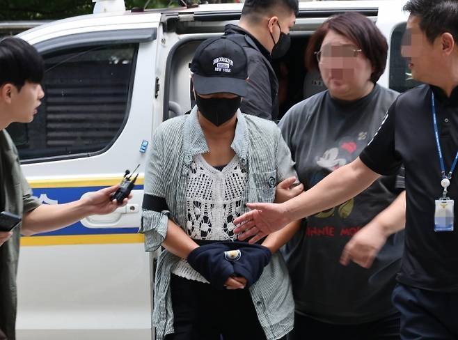 남편의 신체 중요 부위를 절단해 살해하려 한 혐의를 받는 50대 여성이 2일 구속 전 피의자 심문(영장실질심사)이 열리는 인천지법에 들어서고 있다. [사진 = 연합뉴스]