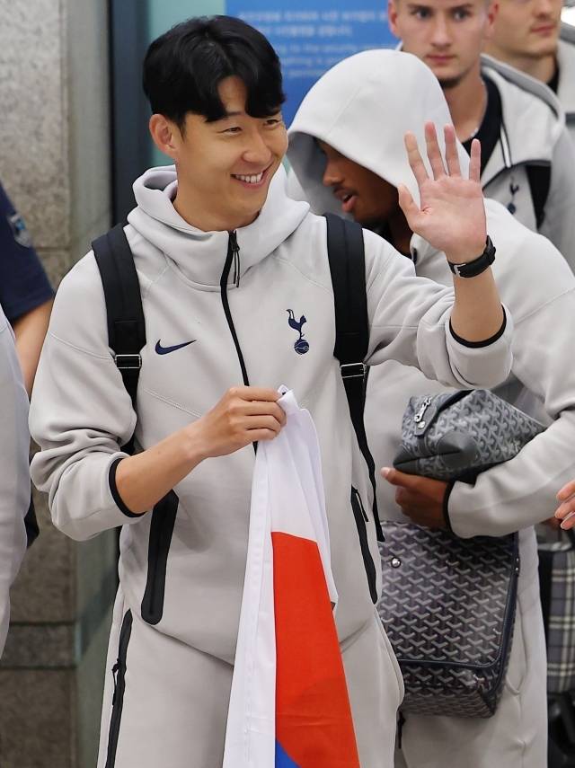 데이비스는 “우리는 축구 선수로서 커리어 내 다양한 순간을 겪게 된다. 손흥민도 계약 기간이 1년밖에 남지 않았다. 그의 미래에 확실하지 않은 부분이 있는 건 사실이다. 하지만 내가 말할 수 있는 건 손흥민은 팀 복귀 후 정말 철저하게 프로페셔널한 행동을 보였다는 것이다”라고 전했다. 사진=연합뉴스 제공