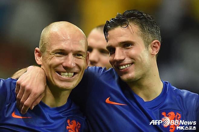 반 페르시(사진 오른쪽)와 네덜란드 축구의 황금기를 이끌었던 아르연 로번. 사진=AFPBBNews=News1