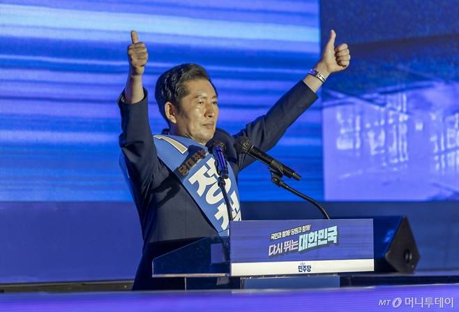 [고양=뉴시스] 고승민 기자 = 정청래 더불어민주당 당대표 후보가 2일 경기 고양시 킨텍스에서 열린 제2차 임시전국당원대회에서 정견발표를 하고 있다. (공동취재) 2025.08.02. photo@newsis.com /사진=김진아
