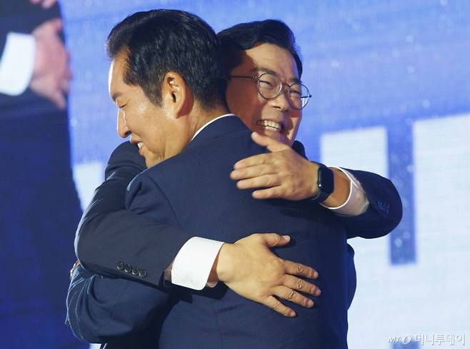 (고양=뉴스1) 유승관 기자 = 정청래 더불어민주당 신임 당대표와 박찬대 후보가 2일 경기 고양시 킨텍스에서 열린 제2차 임시전국당원대회에서 당선 발표 후 포옹하고 있다. (공동취재) 2025.8.2/뉴스1  Copyright (C) 뉴스1. All rights reserved. 무단 전재 및 재배포,  AI학습 이용 금지. /사진=(고양=뉴스1) 유승관 기자