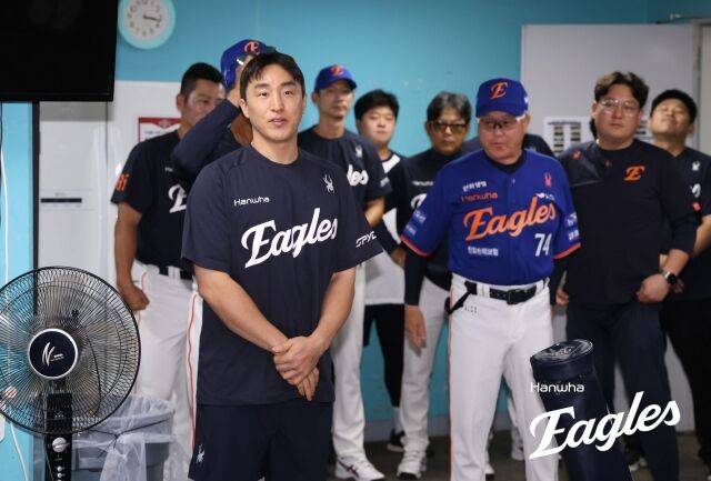 한화 선수들과 인사하는 손아섭/한화 이글스