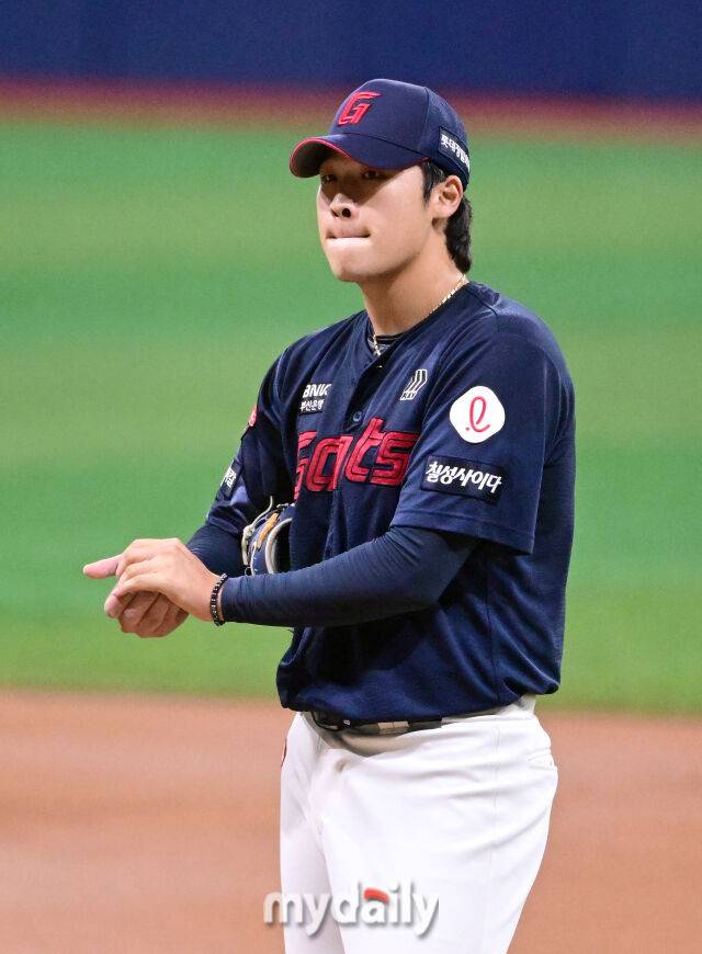 2025년 8월 1일 오후 서울 고척스카이돔에서 열린 '2025 신한 SOL뱅크 KBO 리그' 롯데 자이언츠와 키움 히어로즈의 경기. 롯데 선발투수 이민석이 투구를 준비하고 있다./고척 = 유진형 기자