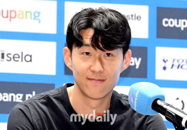 2일 오전 서울 여의도 IFC에서 '2025 쿠팡플레이 시리즈, 토트넘 홋스퍼 FC 기자회견'이 열렸다. 토트넘 손흥민이 인사하고 있다./유진형 기자