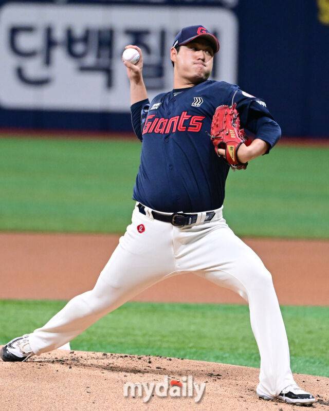 2025년 8월 2일 오후 서울 고척스카이돔에서 열린 '2025 신한 SOL뱅크 KBO 리그' 롯데 자이언츠와 키움 히어로즈의 경기. 롯데 선발투수 나균안이 역투하고 있다./고척 = 유진형 기자