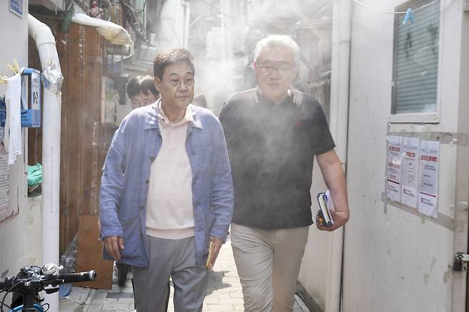 폭염 속 쪽방촌을 찾는 정문헌 종로구청장