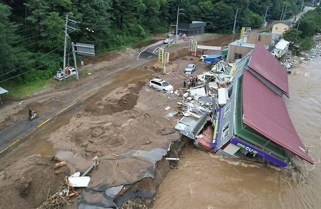 20일 오전 경기 가평군에서 집중호우로 편의점 건물이 무너져 내린 모습. [뉴시스]