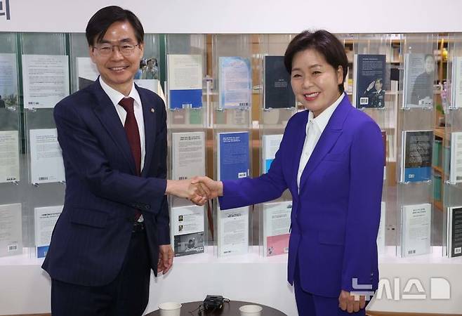 [서울=뉴시스] 조성봉 기자= 조경태 국민의힘 당대표 후보와 양향자 최고위원 후보가  31일 오전 서울 여의도 국회 의원회관 의원열람실에서 열린 혁신후보 회동에서 악수를 하고 있다. 2025.07.31 suncho21@newsis.com