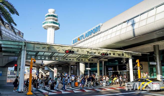[제주=뉴시스] 우장호 기자 = 휴가 시즌을 맞은 2일 오전 제주국제공항 1층 도착장이 관광객들의 발길로 붐비고 있다. 2025.08.02. woo1223@newsis.com