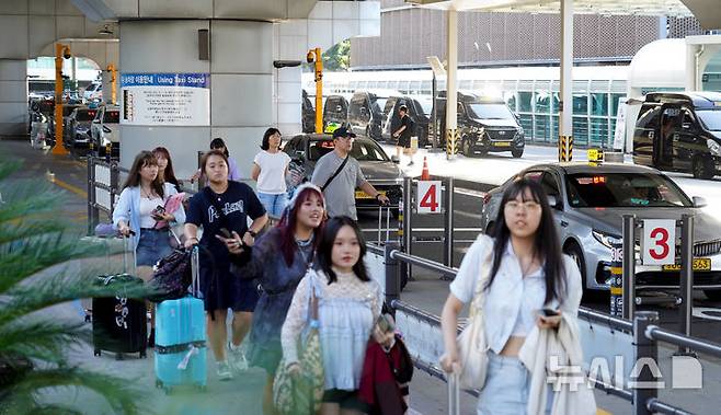 [제주=뉴시스] 우장호 기자 = 휴가 시즌을 맞은 2일 오전 제주국제공항 1층 도착장이 관광객들의 발길로 붐비고 있다. 2025.08.02. woo1223@newsis.com