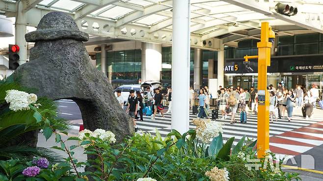 [제주=뉴시스] 우장호 기자 = 휴가 시즌을 맞은 2일 오전 제주국제공항 1층 도착장이 관광객들의 발길로 붐비고 있다. 2025.08.02. woo1223@newsis.com