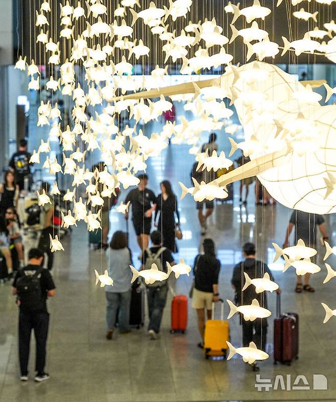 [제주=뉴시스] 우장호 기자 = 휴가 시즌을 맞은 2일 오전 제주국제공항 1층 도착장이 관광객들의 발길로 붐비고 있다. 2025.08.02. woo1223@newsis.com