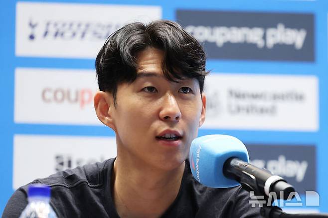 [서울=뉴시스] 권창회 기자 = 잉글랜드 프리미어리그 토트넘 홋스퍼 손흥민이 2일 오전 서울 여의도 IFC몰에서 열린 2025 쿠팡플레이 시리즈 토트넘 기자회견에서 이번 여름에 팀을 떠난다는 발언을 하고 있다. 2025.08.02. kch0523@newsis.com