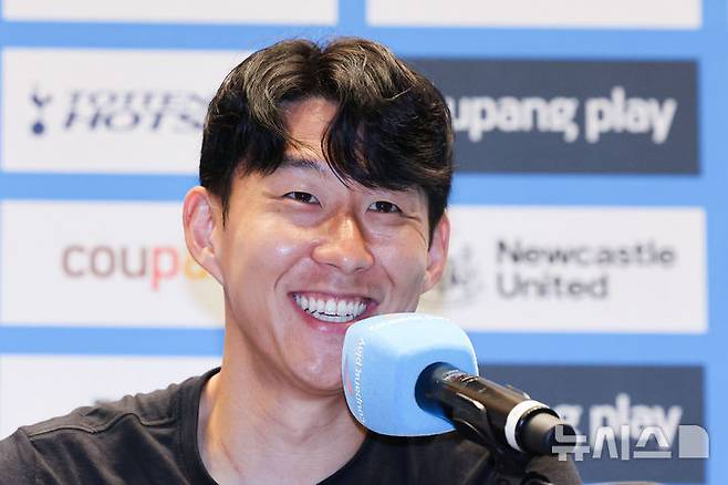 [서울=뉴시스] 권창회 기자 = 잉글랜드 프리미어리그 토트넘 홋스퍼 손흥민이 2일 오전 서울 여의도 IFC몰에서 열린 2025 쿠팡플레이 시리즈 토트넘 기자회견에서 취재진 질의에 답하며 미소짓고 있다. 2025.08.02. kch0523@newsis.com