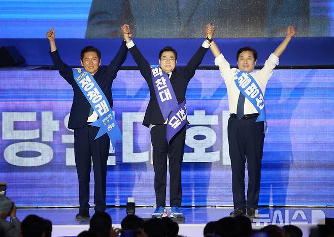 [고양=뉴시스] 고승민 기자 = 더불어민주당 정청래, 박찬대 대표 후보와 황명선 최고위원 후보가 2일 경기 고양 킨텍스에서 열린 더불어민주당 제2차 임시전국당원대회에서 손을 잡고 인사하고 있다. 2025.08.02. kkssmm99@newsis.com