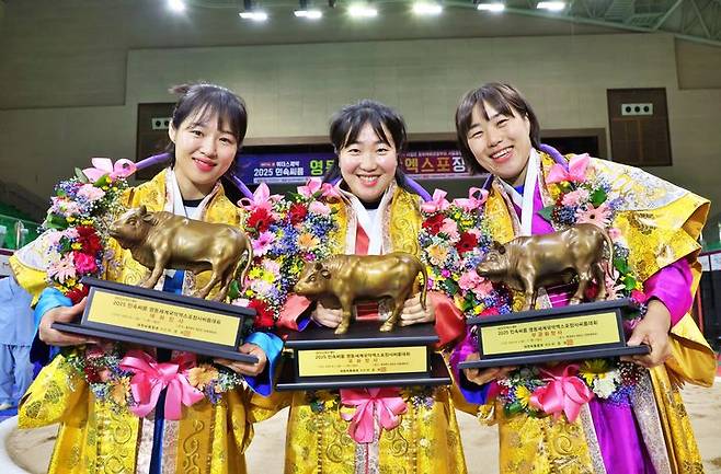 [서울=뉴시스] 2일 충북 영동군의 영동체육관에서 열린 위더스제약 2025 민속씨름 영동세계국악엑스포장사씨름대회 여자부 개인전에서 우승한 선수들. 왼쪽부터 매화장사 최다혜, 국화장사 양윤서, 무궁화장사 이다현. (사진=대한씨름협회 제공) *재판매 및 DB 금지