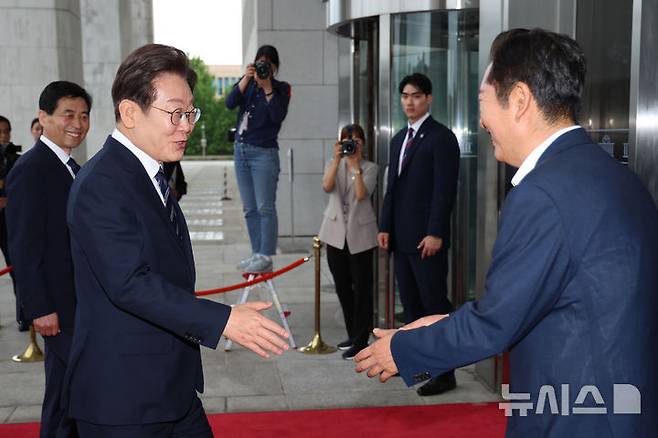 [서울=뉴시스] 국회사진기자단 = 이재명 대통령이 첫 국회 시정연설을 하기 위해 26일 서울 여의도 국회에 도착해 본회의장으로 향하던 중 더불어민주당 당대표 후보인 정청래 의원과 악수하고 있다. 2025.06.26. photo@newsis.com