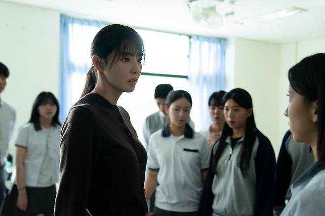 웨이브 시리즈 'S라인'은 성적 관계를 맺은 사람들 사이에 연결되는 붉은 선, 이른바 'S라인'이 보이기 시작하면서 감춰졌던 진실과 금기된 욕망이 드러나는 이야기를 다룬다. 웨이브 제공