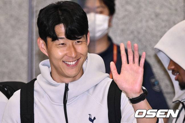[OSEN=인천공항, 조은정 기자]토트넘 선수단이 1일 오후 인천국제공항을 통해 입국했다. 토트넘은 오는 3일 서울월드컵경기장에서 뉴캐슬(잉글랜드)과 2025 쿠팡플레이 시리즈 2경기를 치른다.잉글랜드 프리미어리그 토트넘 홋스퍼 손흥민이 팬들을 향해 손을 흔들고 있다. 2025.08.01 /cej@osen.co.kr
