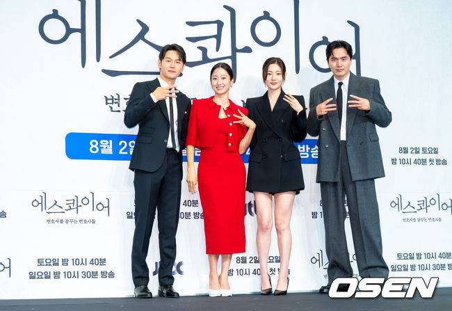 [OSEN=박준형 기자] 31일 오후 서울 신도림 더링크호텔에서 JTBC 새 토일드라마 ‘에스콰이어: 변호사를 꿈꾸는 변호사들’(극본 박미현 연출 김재홍) 제작발표회가 진행됐다. 정의롭고 당차지만 사회생활에 서툰 법무법인 율림의 신입 변호사 강효민(정채연 분)이 왜인지 온 세상에 냉기를 뿜어대지만 실력만큼은 최고인 파트너 변호사 윤석훈(이진욱 분)을 통해 완전한 변호사로 성장해 나가는 오피스 성장물로 오는 8월 2일 첫방송된다.배우 이학주와 전혜빈, 정채연, 이진욱이 포즈를 취하고 있다 .  2025.07.31 / soul1014@osen.co.kr