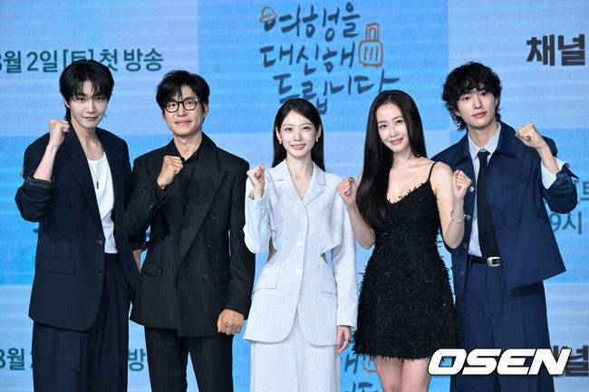 [OSEN=조은정 기자]29일 오후 서울 상암동 쇼킹케이팝센터에서 채널A 새 토일드라마 ‘여행을 대신해 드립니다’ 제작발표회가 열렸다.이날 행사에는 배우 공승연, 유준상, 김재영, 홍수현, 오현중, 강솔 감독이 참석했다.배우 김재영, 유준상, 공승연, 홍수현, 오현중이 포즈를 취하고 있다. 2025.07.29 /cej@osen.co.kr