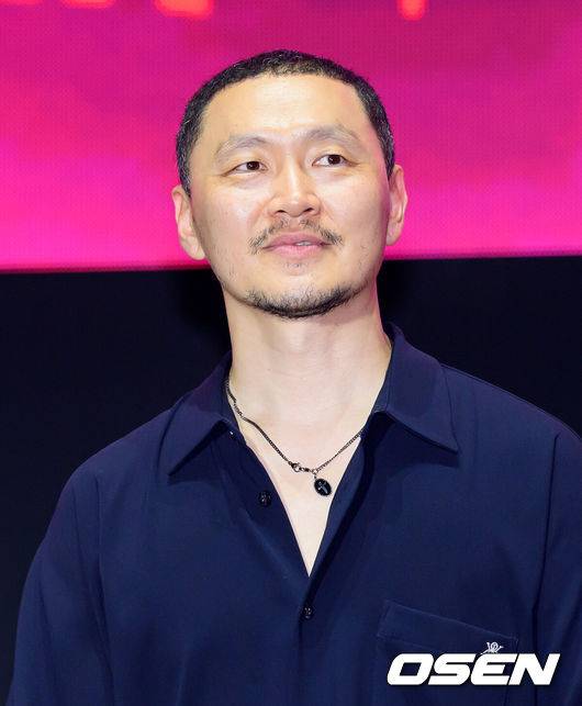 [OSEN=이대선 기자] 28일 오후 서울 세종대로 일대에서 '오징어게임 3' 피날레 이벤트가 열렸다. 이날 넷플릭스 시리즈 ‘오징어게임’의 황동혁 감독과 이정재, 이병헌을 비롯해 임시완, 강하늘 등 시즌 2·3 출연진이 서울에서 팬들과 만났다. 또 시즌 1 주역 박해수, 정호연, 이유미 등도 참석했다.이번 행사는 서울시와 넷플릭스가 공동 주최하는 '2025 K-콘텐츠 서울여행주간'의 하나로 마련됐다.배우 양동근이 인사를 하고 있다. 2025.06.28 /sunday@osen.co.kr