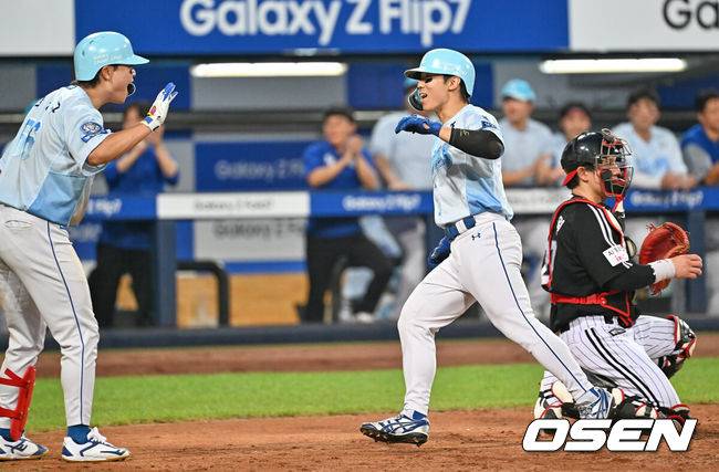 [OSEN=대구, 이석우 기자] 2일 대구삼성라이온즈파크에서 2025 신한 SOL 뱅크 KBO 리그 삼성 라이온즈와 LG 트윈스의 경기가 열렸다. 홈팀 삼성은 원태인이, 방문팀 LG는 에르난데스가 선발 출전했다. 삼성 라이온즈 김성윤이 6회말 우중월 동점 솔로 홈런을 치고 하이파이브를 하고 있다. 2025.08.02 / foto0307@osen.co.kr