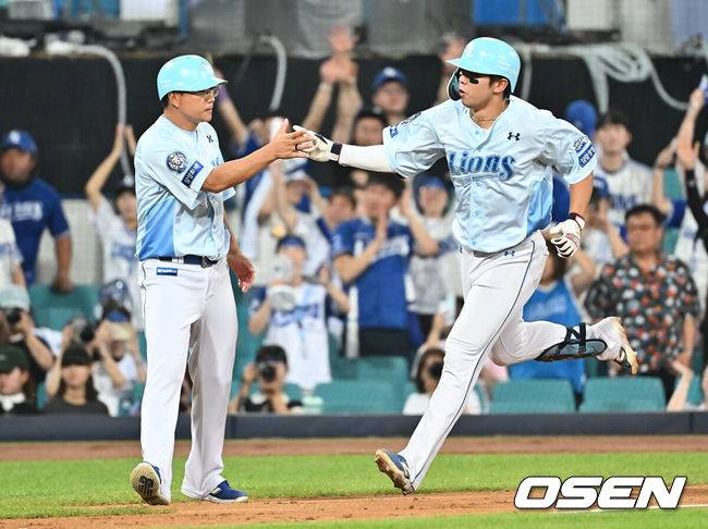 [OSEN=대구, 이석우 기자] 2일 대구삼성라이온즈파크에서 2025 신한 SOL 뱅크 KBO 리그 삼성 라이온즈와 LG 트윈스의 경기가 열렸다. 홈팀 삼성은 원태인이, 방문팀 LG는 에르난데스가 선발 출전했다. 삼성 라이온즈 김영웅이 7회말 우월 동점 솔로 홈런을 치고 하이파이브를 하고 있다. 2025.08.02 / foto0307@osen.co.kr