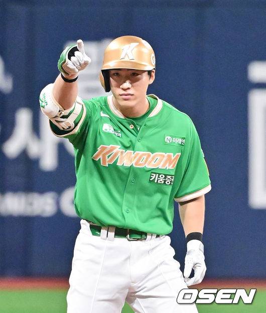 [OSEN=고척, 박준형 기자] 2일 오후 서울 고척스카이돔에서 ‘2025 신한 SOL BANK KBO리그’ 키움 히어로즈와 롯데 자이언츠의 경기가 진행됐다.이날 경기에서 키움은 김윤하를, 롯데는 나균안을 선발투수로 내세웠다.1회말 2사 1,2루 키움 이주형이 선취 2타점 적시 2루타를 날리고 세리머니를 하고 있다.  2025.08.02 / soul1014@osen.co.kr