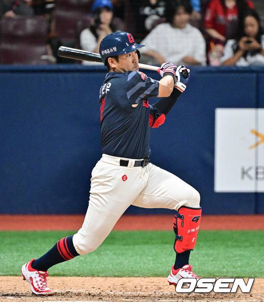 [OSEN=고척, 박준형 기자] 2일 오후 서울 고척스카이돔에서 ‘2025 신한 SOL BANK KBO리그’ 키움 히어로즈와 롯데 자이언츠의 경기가 진행됐다.이날 경기에서 키움은 김윤하를, 롯데는 나균안을 선발투수로 내세웠다.9회초 2사 1,2루 롯데 대타 전준우가 동점 1타점 적시타를 날리고 있다.  2025.08.02 / soul1014@osen.co.kr