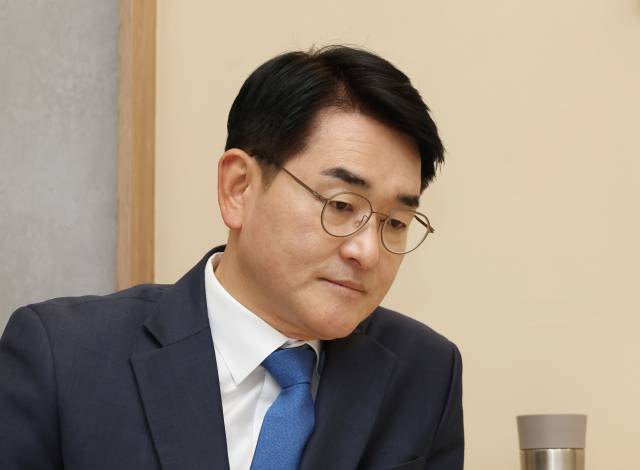 ▲박용진 전 의원이 지난 2월 서울 여의도의 한 식당에서 더불어민주당 이재명 대표를 기다리고 있다. ⓒ연합뉴스