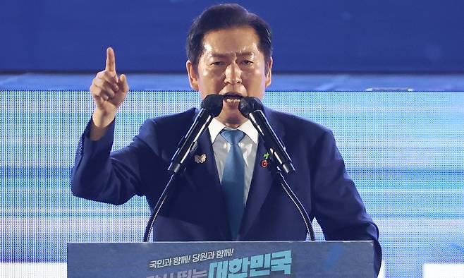 더불어민주당 정청래 신임 당대표가 2일 고양 킨텍스에서 열린 전국당원대회에서 당대표직 수락연설을 하고 있다. 연합뉴스
