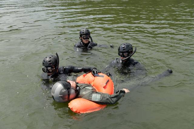 7월 24일 충북 음성군 맹동 저수지에서 진행된 공군 특수탐색구조대대 항공구조사(SART)의 구조 작전 훈련에 이현호 서울경제신문 기자가 조난 조종사 역할을 맡아 훈련 과정을 체험하고 있다. 사진 제공=공군