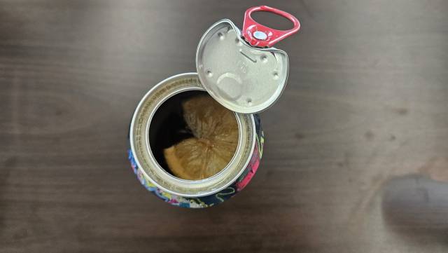 피스마이너스원 데이지는 꼬냑을 바탕으로 한 만큼 갈색을 띠고 있다.