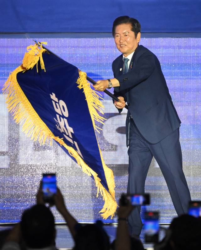 정청래 더불어민주당 신임 대표가 2일 경기 고양시 킨텍스에서 열린 제2차 임시전국당원대회에서 당기를 흔들고 있다. 고양=오승현 기자