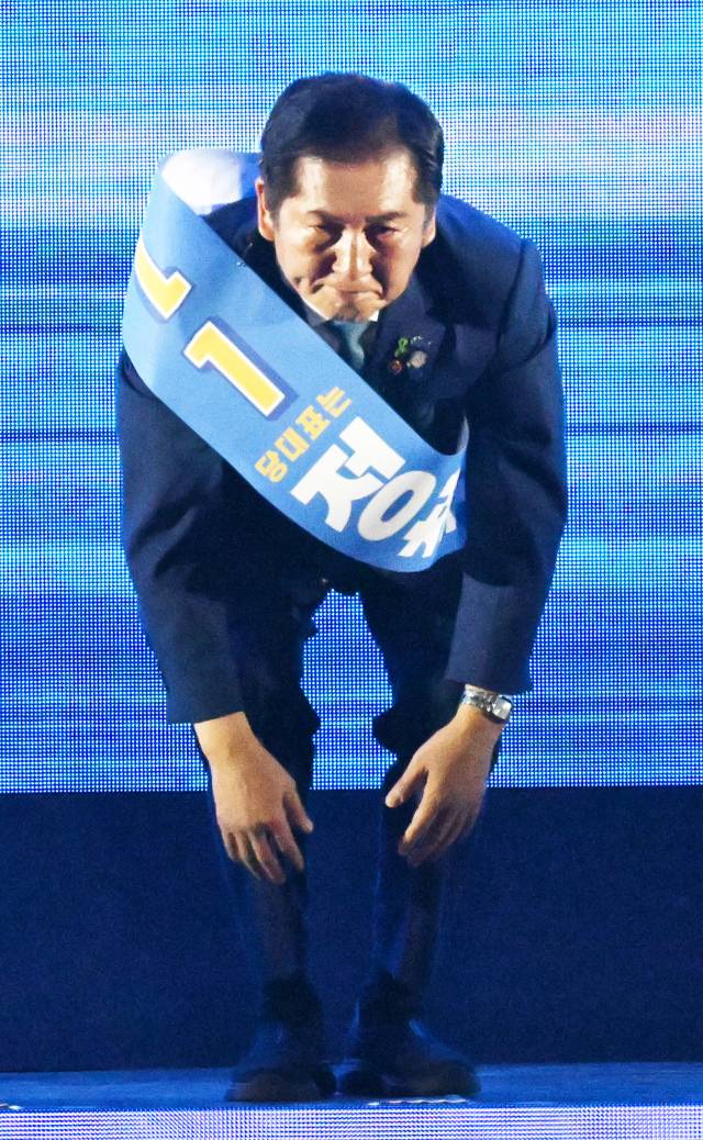 정청래(왼쪽)·박찬대 더불어민주당 대표 후보가 2일 경기 고양시 킨텍스에서 열린 제2차 임시전국당원대회에서 당원들에게 큰절을 하고 있다. 고양=오승현 기자