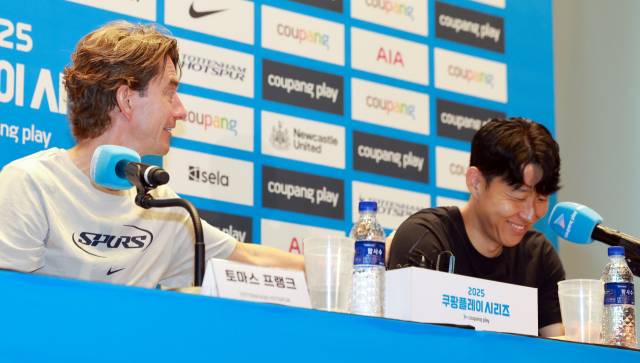 잉글랜드 프로축구 토트넘 토마스 프랑크 감독이 2일 서울 영등포구 IFC 더포럼에서 열린 2025 쿠팡플레이 시리즈 기자회견에 참석해 취재진 질문에 답하며 손흥민 등을 두드리고 있다. 이날 손흥민은 기자회견에 앞서 별도의 발언을 통해 "올여름 팀을 떠나기로 결정했다"고 발표했다. 연합뉴스